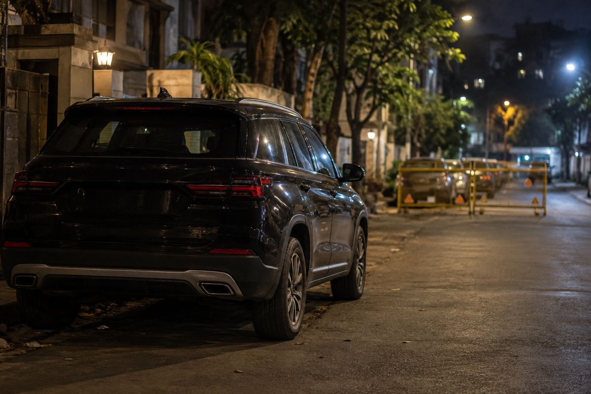 AI-generated representational image of a generic parked SUV on a Mumbai-style street; not Tiger Shroff’s vehicle or the shooting scene.